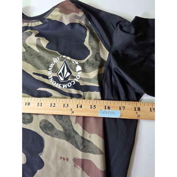 VOLCOM Black Green Camo Swimming Rash Guard Surf Skater Shirt SZ XL - Picture 6 of 8